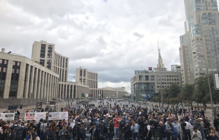 «Фейк и подстава»: в Москве прошел согласованный митинг за свободу слова