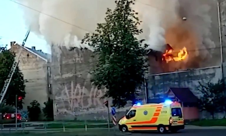 На улице Дзирнаву в Риге горело заброшенное трехэтажное здание