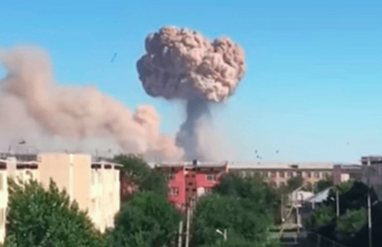 Из-за взрывов боеприпасов в Казахстане погиб человек