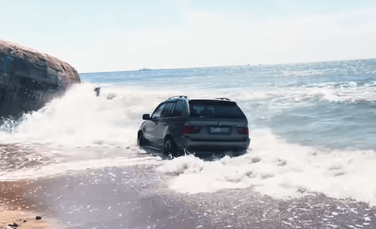 ВИДЕО: в Лиепае BMW X5 «искупался» в море