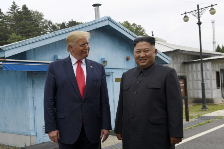 Трамп стал первым президентом США, посетившим Северную Корею