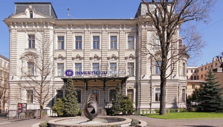 Владелец банка в Латвии попался в частном самолете с незадекларированными деньгами