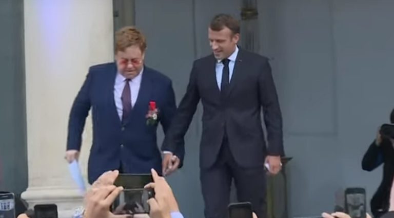 Макрон принял Элтона Джона в Орден Почетного легиона