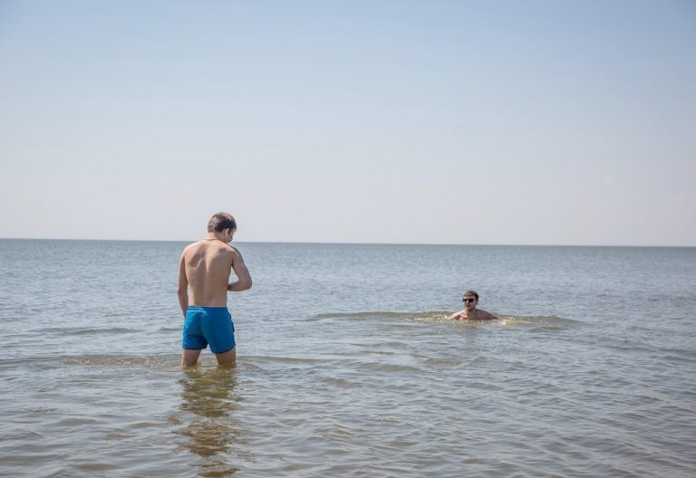 В Лиепае мужчины голыми плавали в море: им грозит штраф