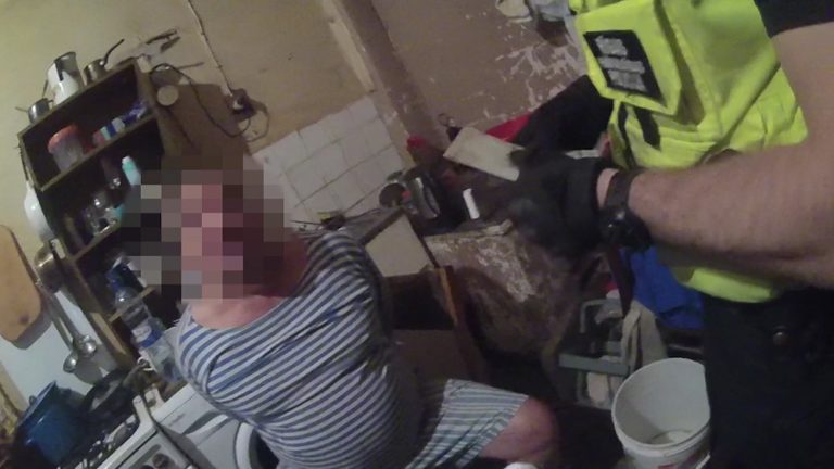 Скандал в Саркандаугаве: полицейским пришлось вызвать спасателей