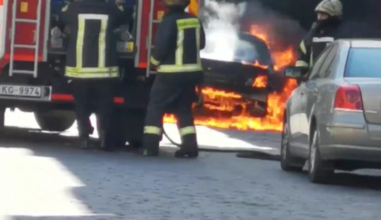 ВИДЕО: в центре Риги открытым пламенем горел BMW