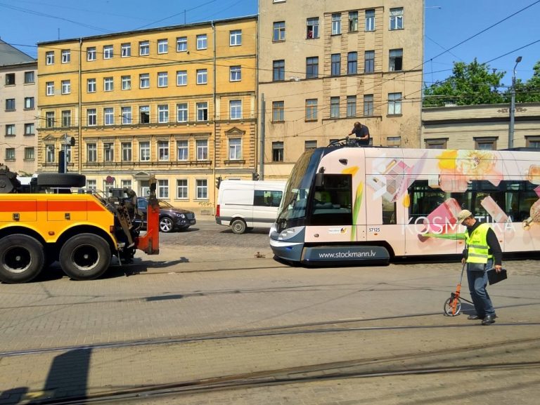На Вэфовском мосту была пробка: сломался трамвай