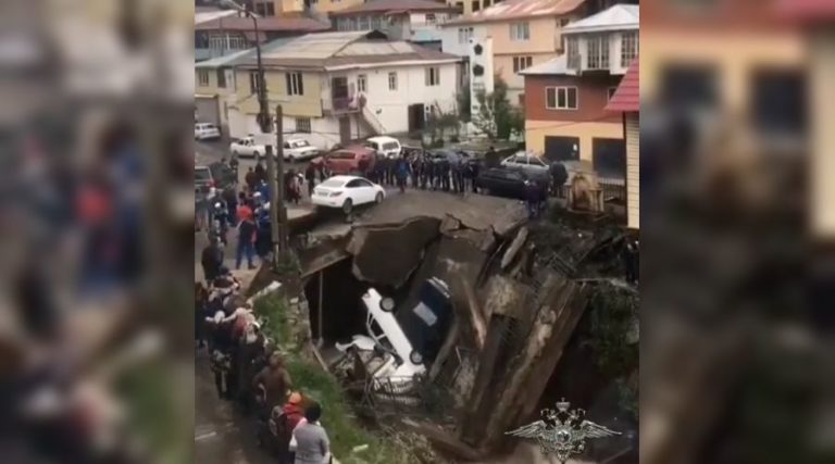 Самодельный мост обрушился в Дагестане