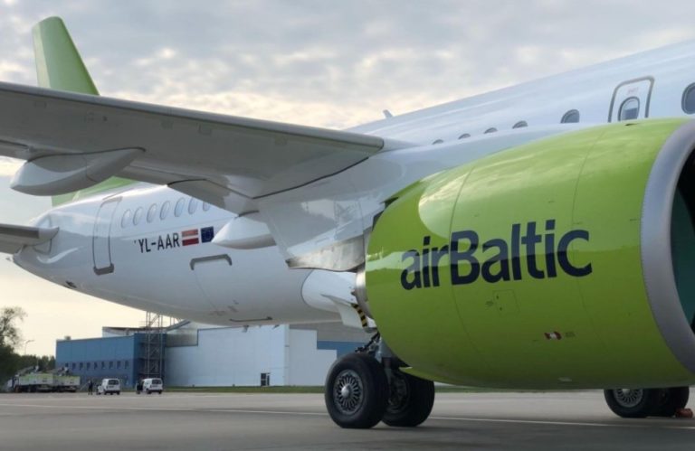 Вылетевший в Швецию самолет airBaltic из-за проблем вернулся снова в Ригу