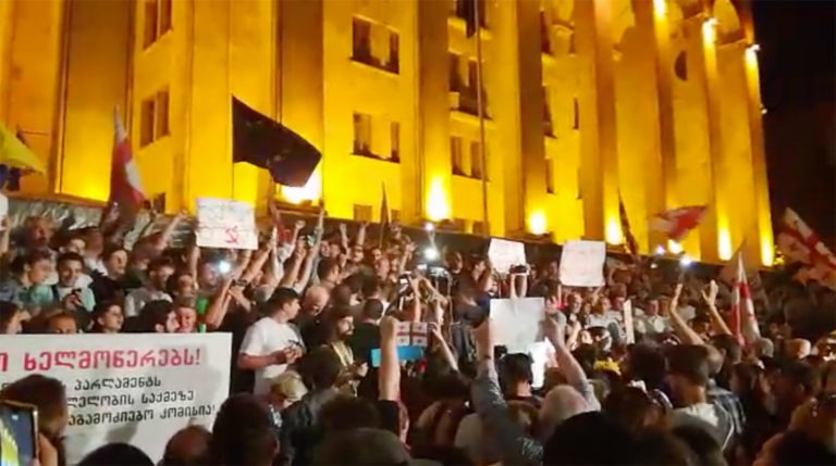 Грузинский лари рухнул на фоне антироссийских протестов