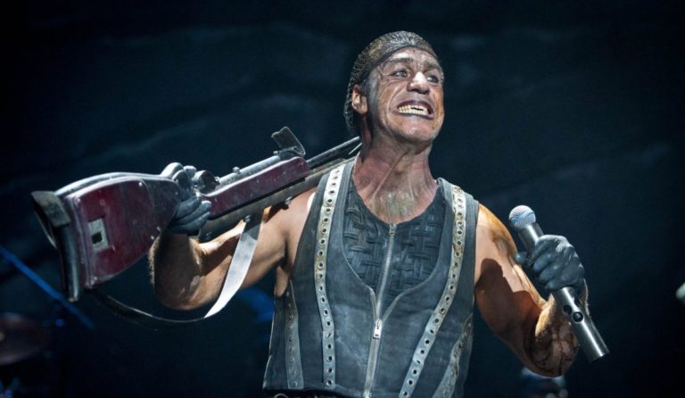 Лидер Rammstein сломал челюсть своему фанату