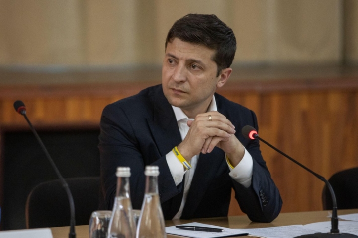 Зеленский массово меняет послов Украины