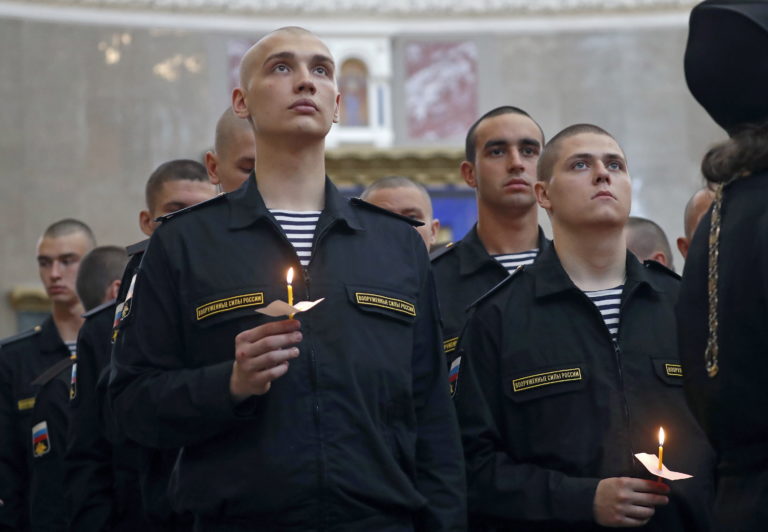 Состоялась панихида по 14 погибшим российским подводникам