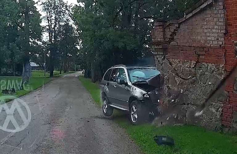 Приступ эпилепсии? В Курземе BMW въехал в каменную стену на полном ходу