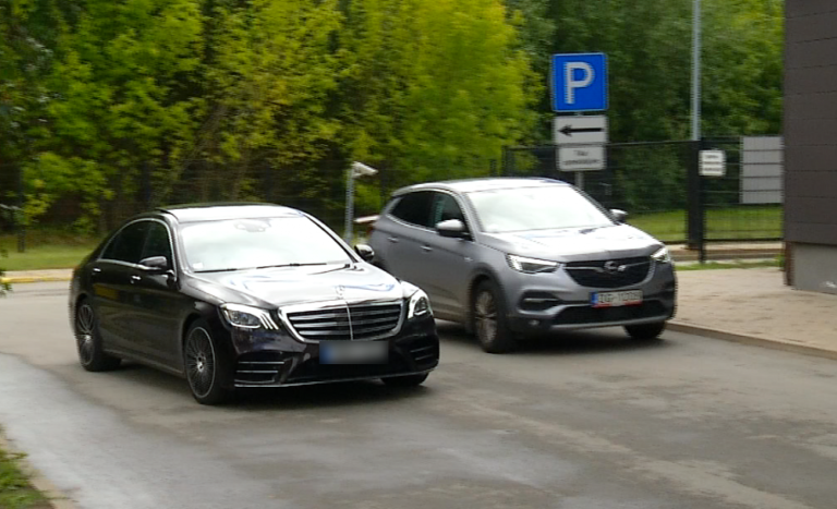 ФОТО: Броку из изолятора забрал Mercedes стоимостью 140 тысяч евро
