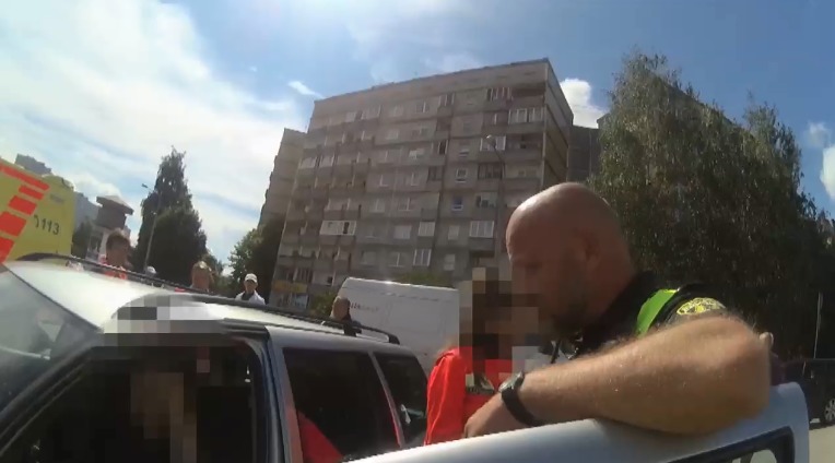 Мать оставила двух маленьких детей в запертой машине и отправилась в игральный зал