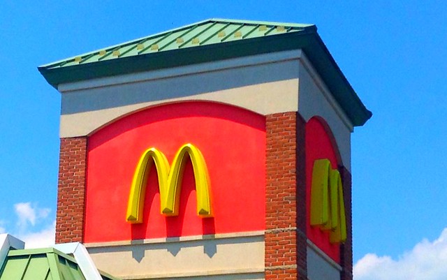 500 евро за маскарад: блогер решил пошутить над посетителями McDonald’s, но оказался в полиции