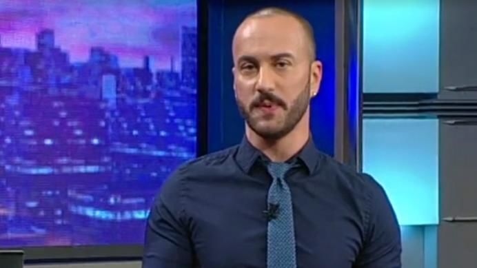На дом обматерившего Путина журналиста повесили позорную табличку
