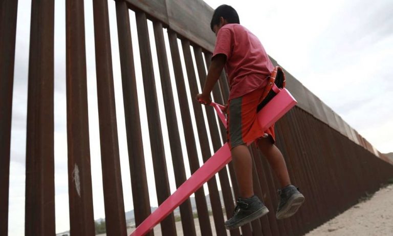 В стене между США и Мексикой установили качели, чтобы дети двух стран могли играть друг с другом