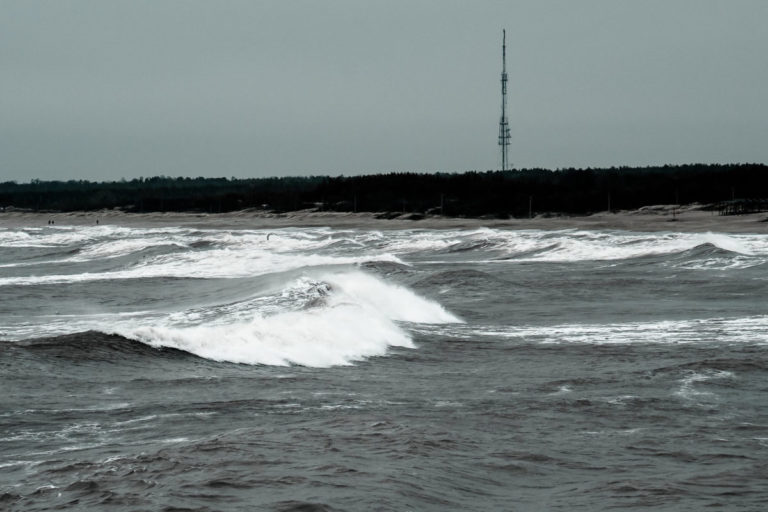 В Саулкрасты двое мужчин были спасены из моря
