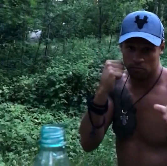 Bottle Cap Challenge: Бриедис принял вызов, но открыл бутылку по своим правилам