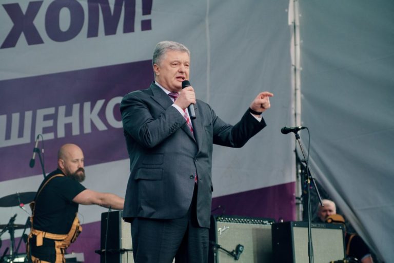 На Порошенко после часового допроса напали на улице