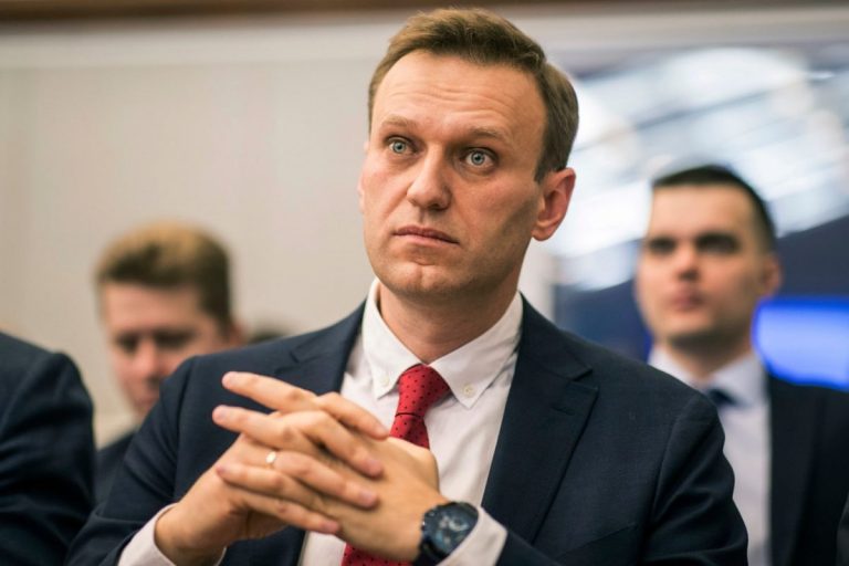 Навального выписали из больницы и везут обратно в спецприемник