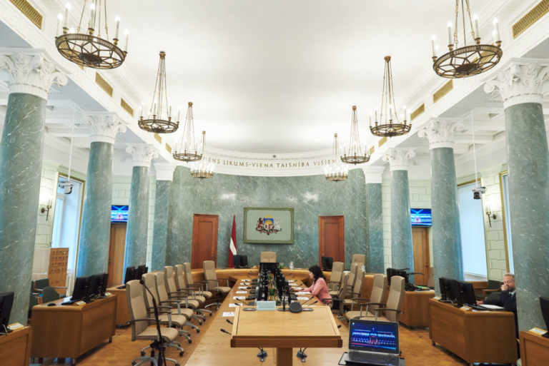 Политолог: месяц будем жить без правительства — нужно ли оно вообще?