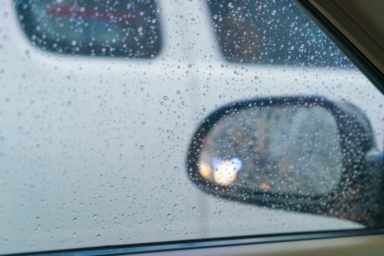 Как «проплыть» под Каменным мостом: дождь и ремонты блокируют дороги