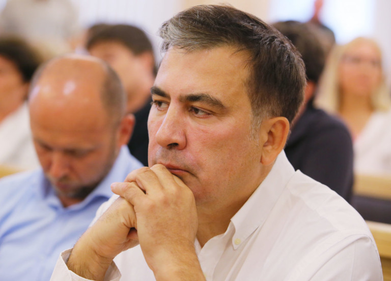 Не по-джентльменски: Саакашвили в драке сломал руку пенсионерке