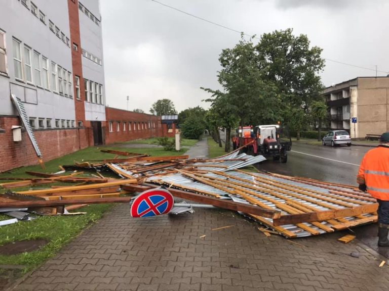 ФОТО: в Риге относительно спокойно, гроза «поработала» на востоке Латвии