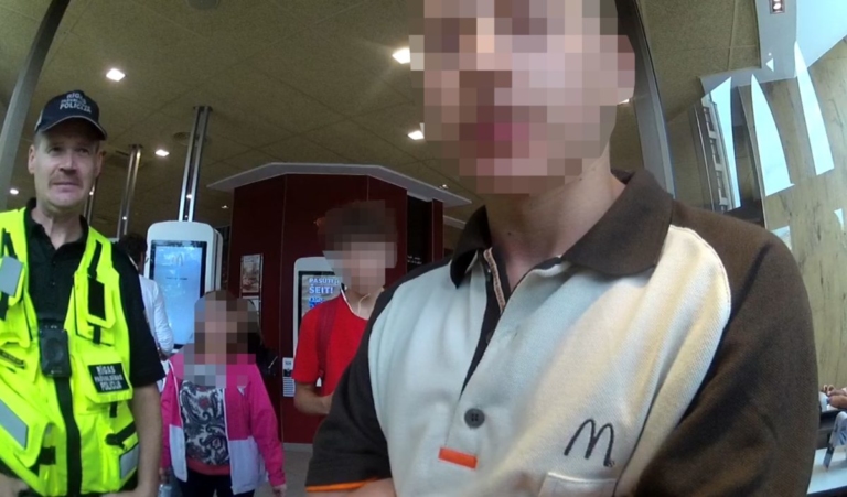 Рига: видеоблогер в форме McDonald’s пугал посетителей тараканами в бургерах