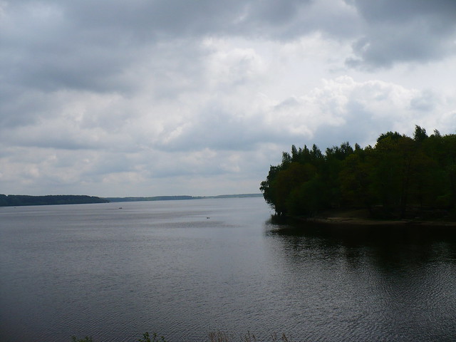 В озеро Юглас попало топливо, на воде появилась пленка 