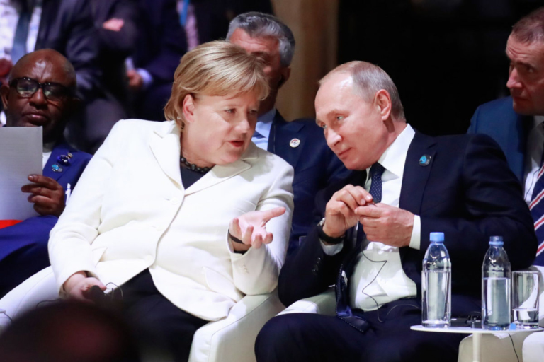 Путин лично поздравил Меркель с днем рождения