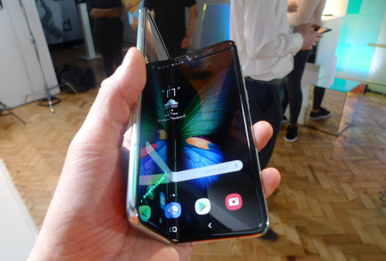 Samsung назвала срок начала продаж сгибающегося смартфона