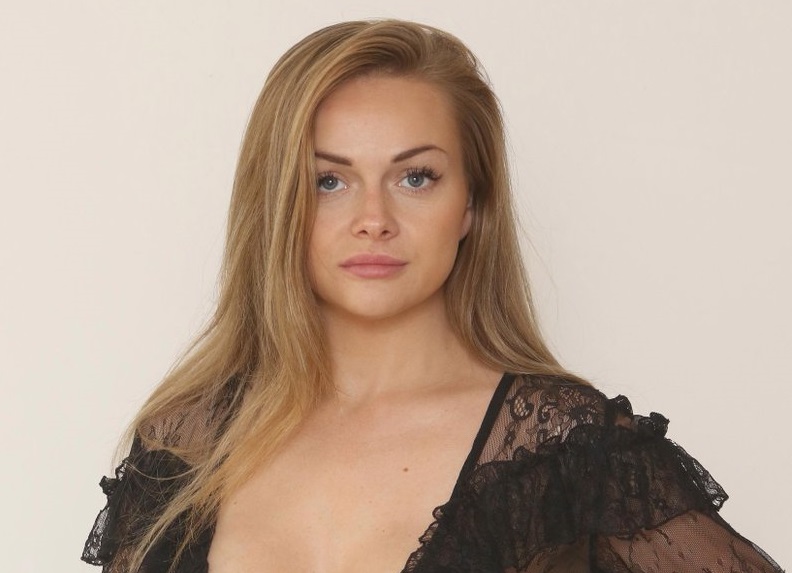 Женщину не пустили в самолет из-за слишком большого декольте