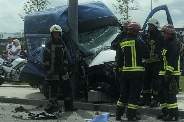 Крупная авария у т/ц Akropole: микроавтобус «впечатался» в столб