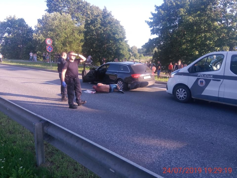 Погоня со стрельбой в Огре: серьезно ранен полицейский