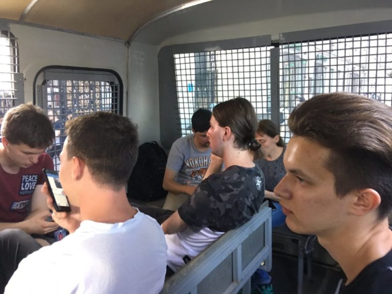 В Москве на митинге у мэрии начались массовые задержания
