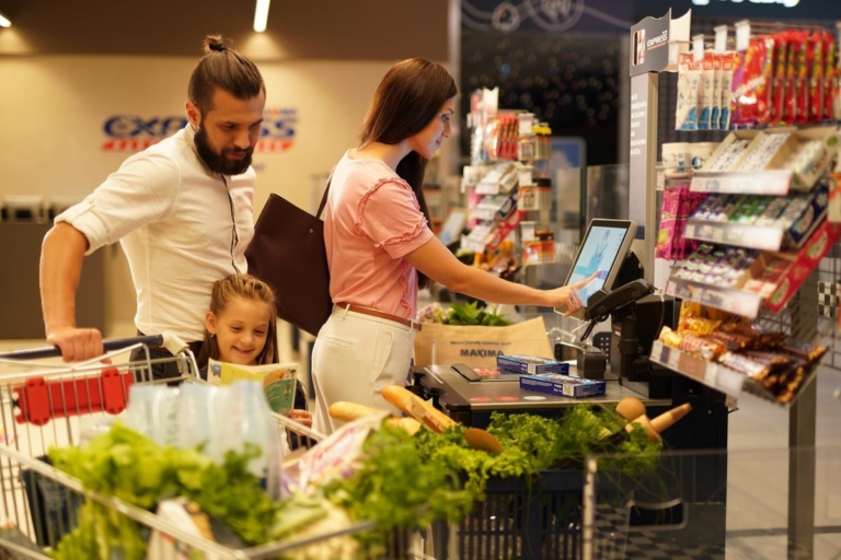 Жители совершают покупки в продуктовых магазинах чаще