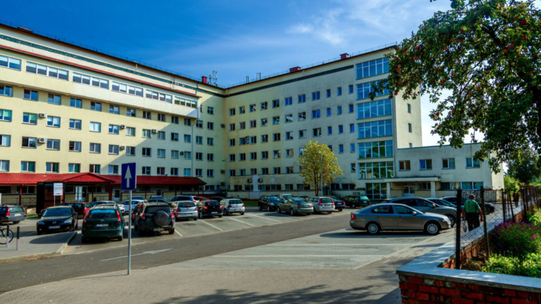 Врача из Резекне уволили за то, что он выписал пациентку с инсультом