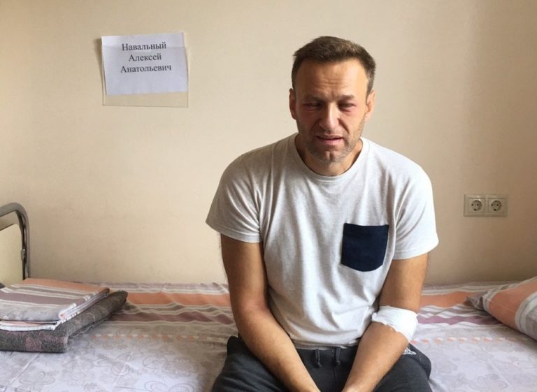 Навальный запросил записи с тюремных камер после госпитализации с «аллергией»