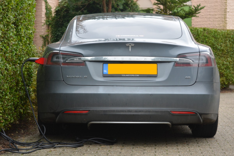 Вперед, Илон Маск: Tesla установил рекорд по продажам машин