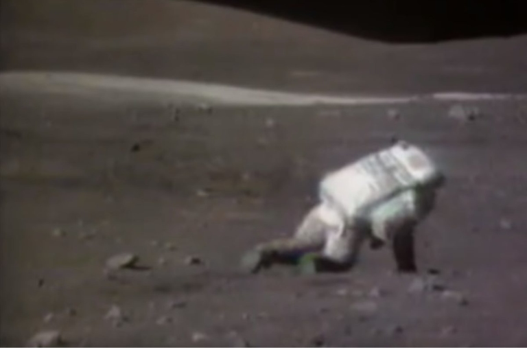 Архив видео падений астронавтов NASA на Луне