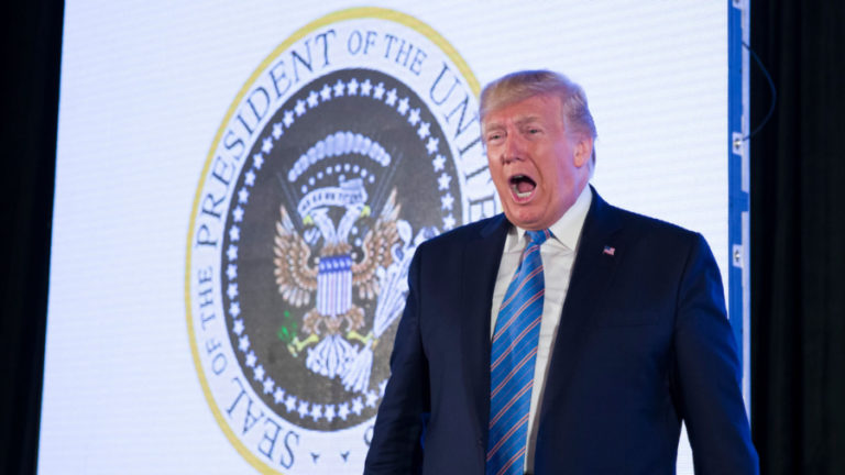 Дональд Трамп выступал на фоне двуглавого орла с клюшками для гольфа