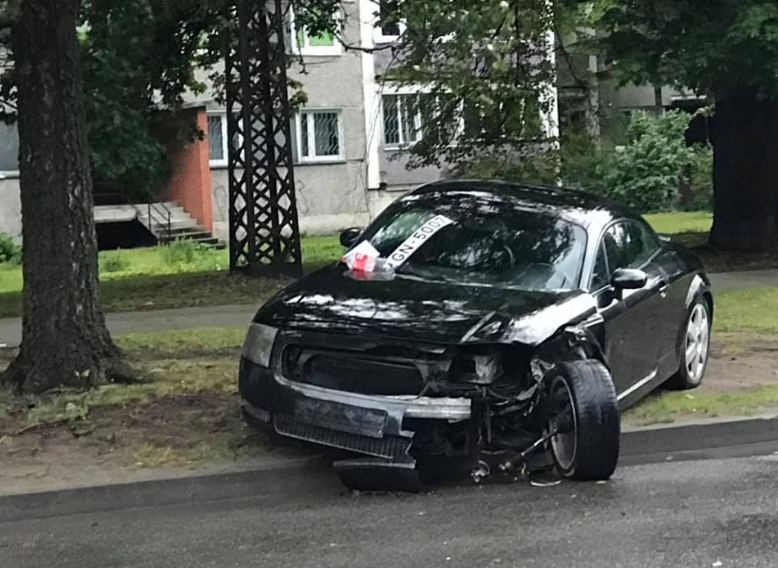 ФОТО: в Ильгуциемсе брошена покореженная машина