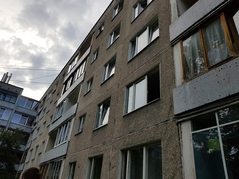 Рижанин вызвал полицию, потому что соседка «громко раскладывает диван»