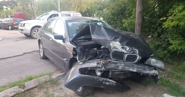 Ночью в Болдерае BMW врезалась в здание, пробив дыру в стене