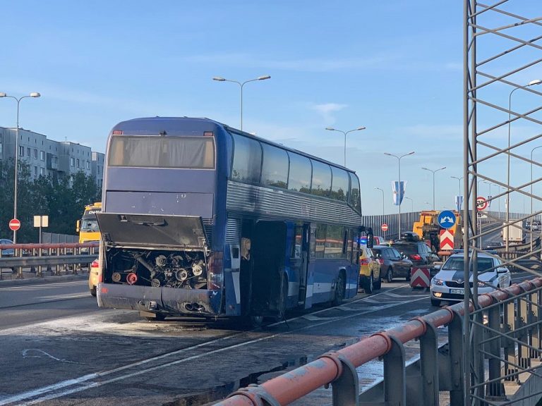 Огромная пробка: на Южном мосту загорелся автобус