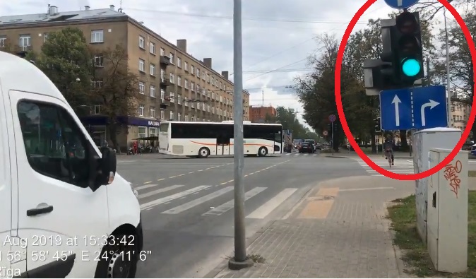 «Полиция, здесь много денег!»: в сеть слили перекресток в Риге с «неправильными» знаками